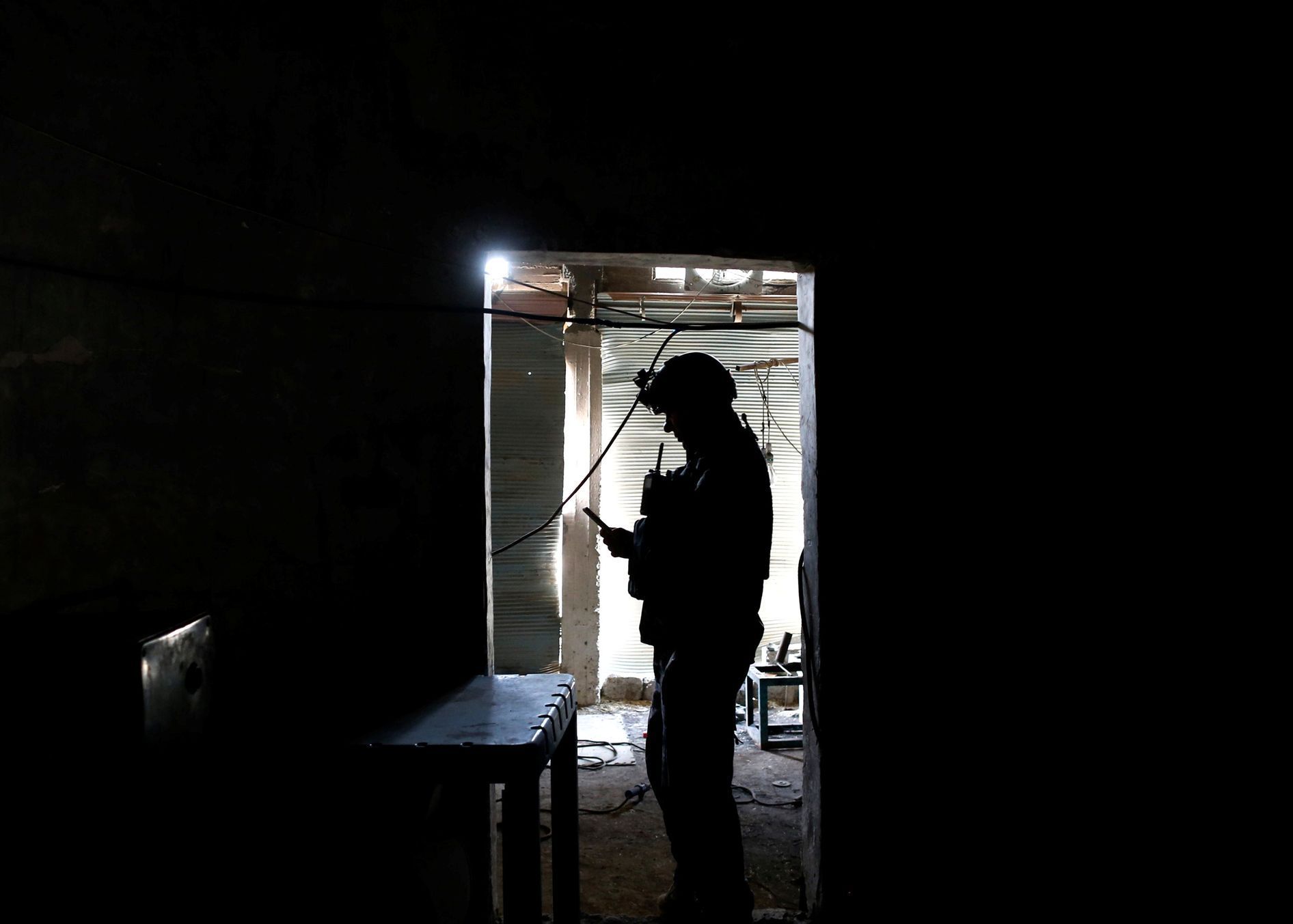Irácký voják obhlíží továrnu, kde Islámský stát vyráběl munici.