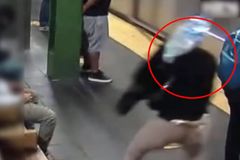 Zákeřný útok na "křižovatce světa". Žena strčila cestující před přijíždějící vlak