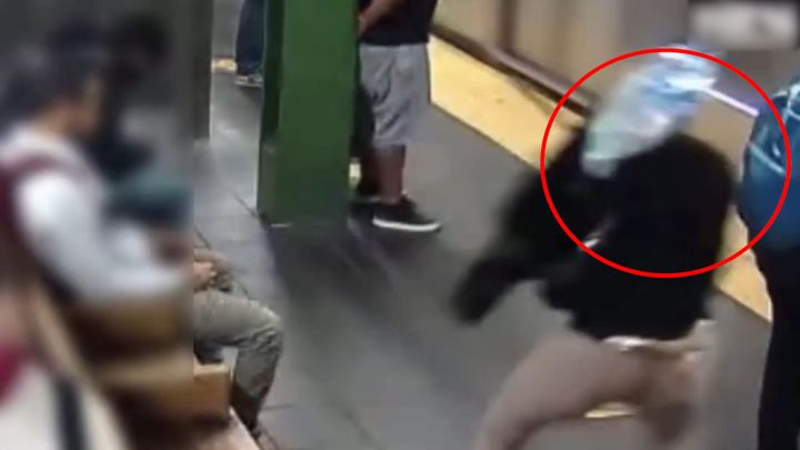 Zákeřný útok na "křižovatce světa". Žena strčila cestující před přijíždějící vlak; Zdroj foto: NYPD Crime Stoppers