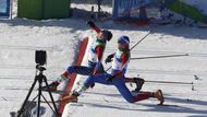 Závěrečný souboj ve sprintu a zlatou medaili vyhrál Krjukov.