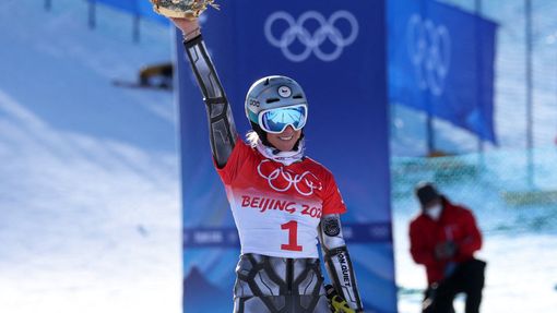 Ester Ledecká s trofejí za vítězství v paralelním obřím slalomu