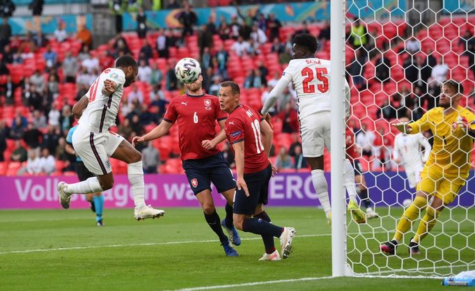 Raheem Sterling dává gól v zápase Česko - Anglie na ME 2020