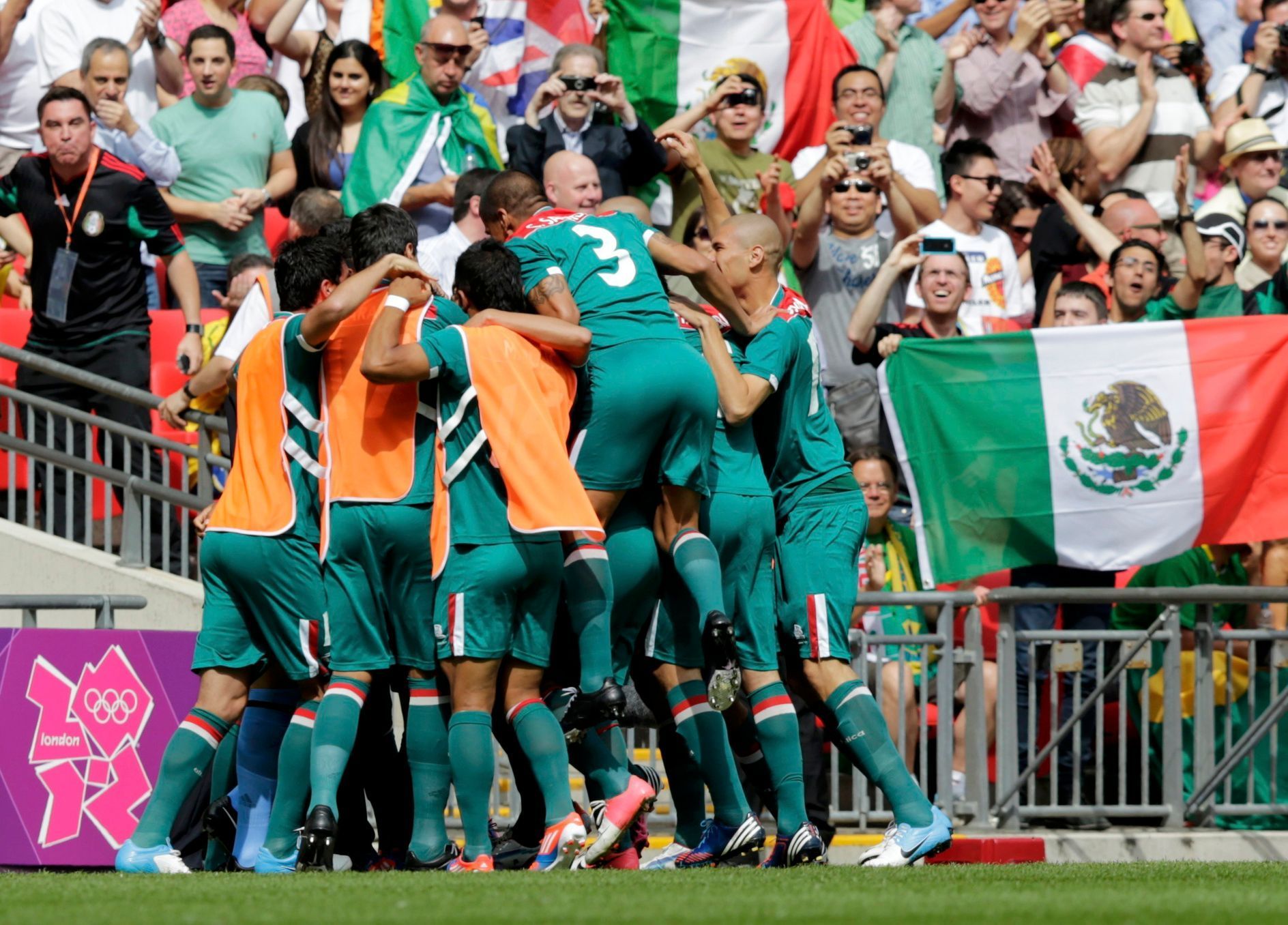 Radost fotbalistů Mexika ve finálovém utkání s Brazílií ve finále OH