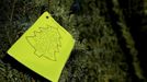 A tag is placed on a tree by second grade students asking the recipient of the tree to send a post card so that the students can map where the tree ends up, at Peak Farms in Jefferson, North Carolina, November 17, 2012. Crews at the farm will harvest nearly 65,000 Christmas trees this season. North Carolina has 1,500 Christmas tree growers with nearly 50 million Fraser Fir Christmas trees on over 35,000 acres. Picture taken November 17, 2012. REUTERS/Chris Keane (UNITED STATES - Tags: BUSINESS EMPLOYMENT ENVIRONMENT AGRICULTURE SOCIETY) Published: Lis. 19, 2012, 4:18 odp.