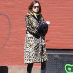 Alexa Chung v New Yorku opět vytáhla svůj oblíbený kabát s leopardím vzorem, bez kterého by to prostě nebyla ona.