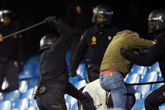 Řádění fanoušků ukončila v Madridu policie. Brutálně