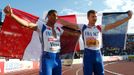 Francouzský sprinter Christophe Lemaitre (vpravo) a Jimmy Vicaut slaví vítězství na Mistrovství Evropy v atletice 2012 v Helsinkách.