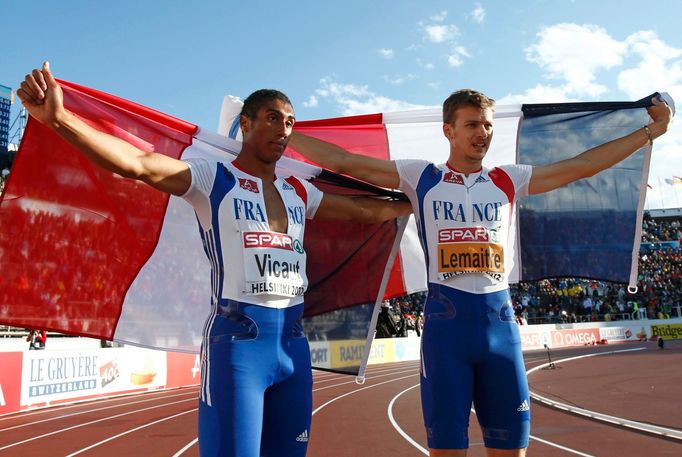 Francouzský sprinter Christophe Lemaitre (vpravo) a Jimmy Vicaut slaví vítězství na Mistrovství Evropy v atletice 2012 v Helsinkách.