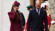 Princezna Catherine zůstala věrná klasické eleganci: bordó šaty s dvouřadým zapínáním od značky Emilia Wickstead doplnila fascinátorem se závojem od od Jane Taylor.