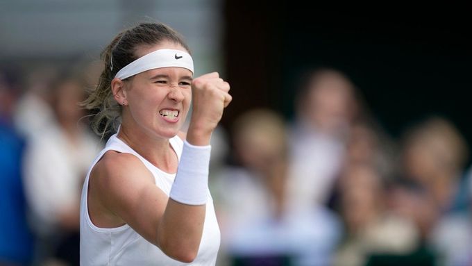 Nikola Bartůňková v juniorském semifinále Wimbledonu proti Rusce Alině Kornějevové