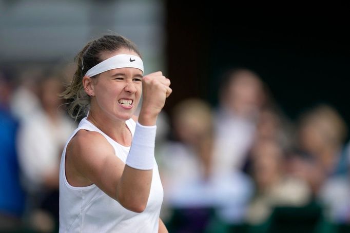 Nikola Bartůňková v juniorském semifinále Wimbledonu proti Rusce Alině Kornějevové