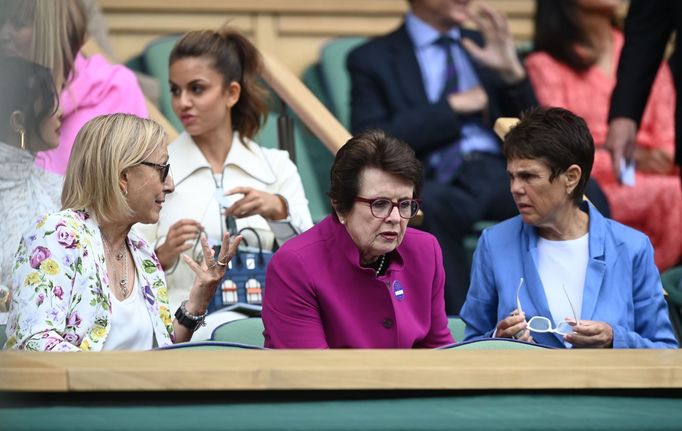 Martina Navrátilová a Billie Jean Kingová v hledišti finále Wimbledonu 2021 Karolína Plíšková - Ashleigh Bartyová.