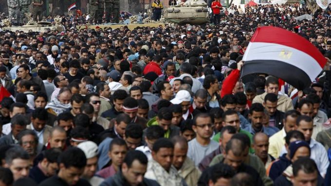 Egypťané v ulicích Káhiry, foto z demonstrací proti Mubarakovi.