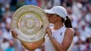Iga Šwiateková s trofejí pro vítězku Wimbledonu 2025