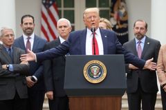 Americký Senát schválil rekordní podporu ekonomice kvůli koronaviru