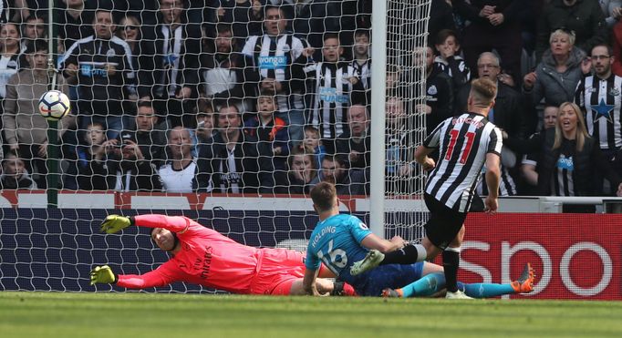 fotbal, anglická liga 2017/2018, Newcastle - Arsenal, Matt Ritchie a Petr Čech