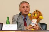 Premiér Mirek Topolánek v průběhu tiskové konference s plyšovou hračkou v podobě maskota libereckého šampionátu.