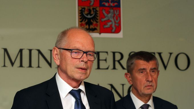 Současný ministr financí Ivan Pilný a jeho předchůdce Andrej Babiš.