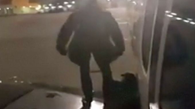 Pasažéra naštvalo zpoždění letu společnosti Ryanair. Otevřel nouzový východ a odešel na okraj křídla s batohem v ruce. Pasažéra zadržela policie.