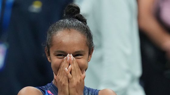 Řekyni padala sukně a prohrála. Zato senzační finalistky psaly na US Open historii