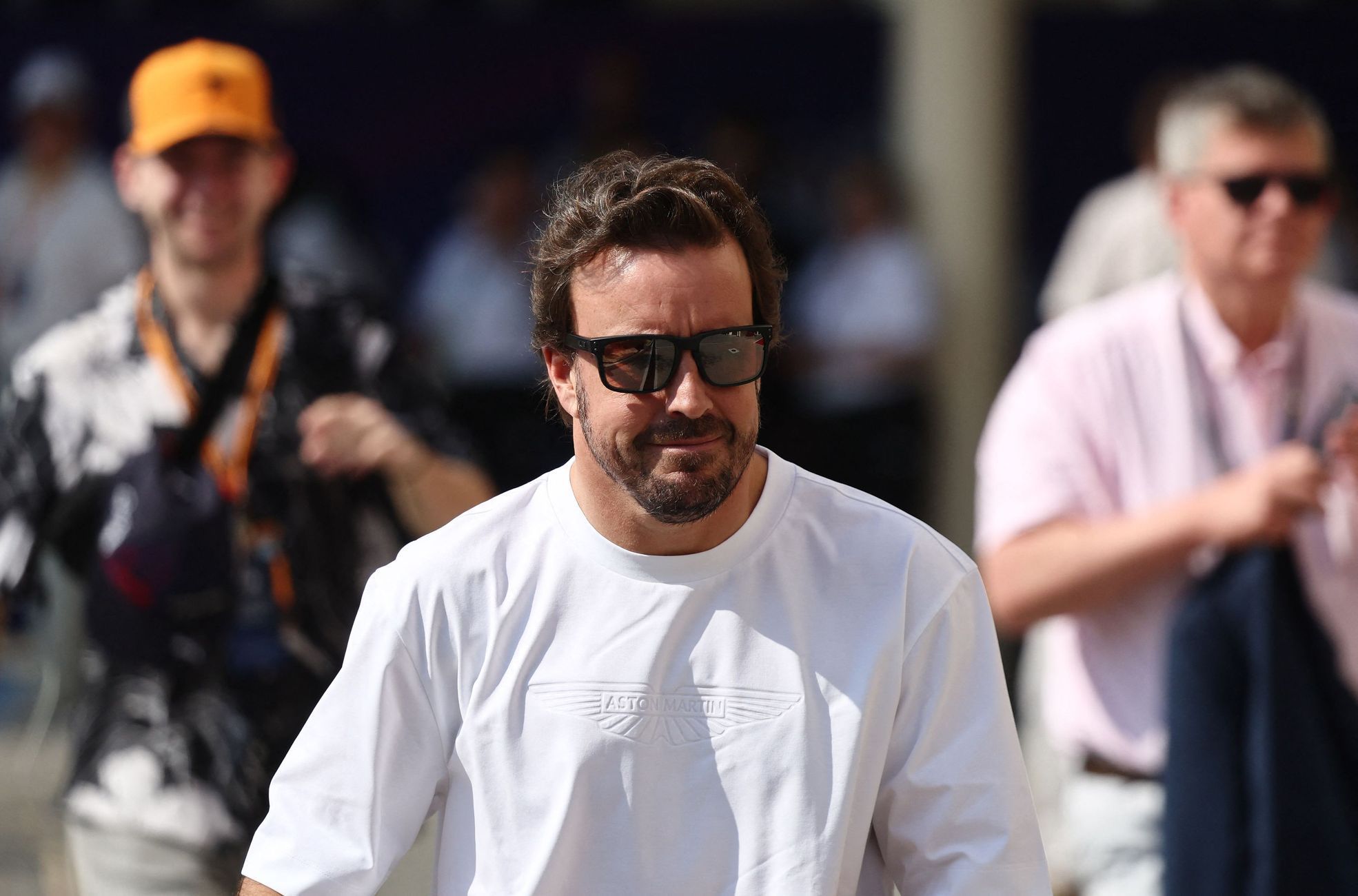 Fernando Alonso, Aston Martin přichází do paddocku před VC Abú Zabí formule 1