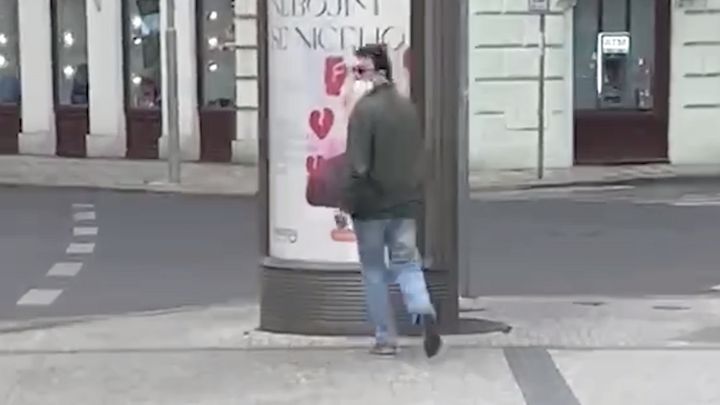 Policie hledá muže, který v Praze v okolí zastávek sexuálně obtěžuje ženy; Zdroj foto: Policie České republiky – KŘP hlavního města Prahy