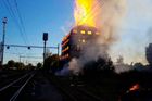 Požárem zničené silo ve Svitavách musel zbourat bagr. Vlaky jezdí po jedné koleji