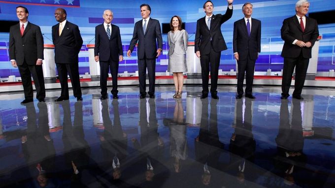 Zleva doprava: Santorum, Cain, Paul, Romney, Bachmannová, Pawlenty, Huntsman a Gingrich.