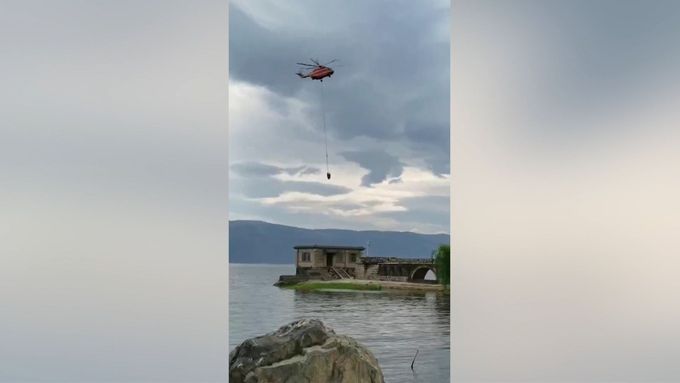Dramatické záběry z Číny: Vrtulník se dostal do spirály, těsně před dopadem vybuchl