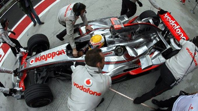 Lewise Hamiltona poslal na třetí zastávku v boxech výrobce pneumatik.