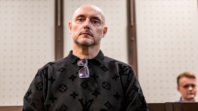 Obvodní soud pro Prahu 1 začal projednávat případ pražského maséra Richarda Pobiše, který čelí obžalobě ze znásilnění, sexuálního útoku a nátlaku vůči klientkám, 30. září