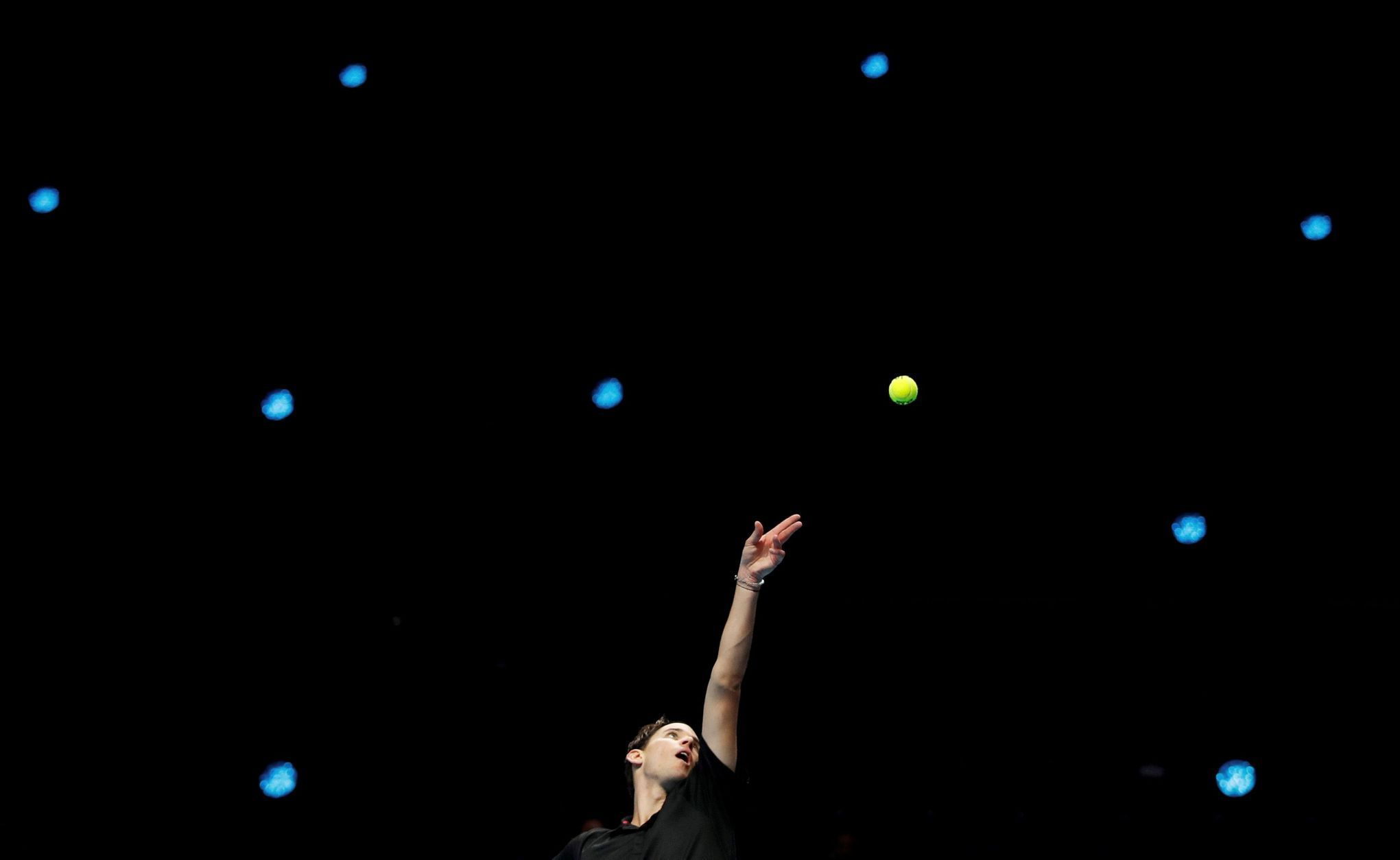 Nejhezčí fotky Reuters 2020 - Dominic Thiem podává v zápase Turnaje mistrů v Londýně