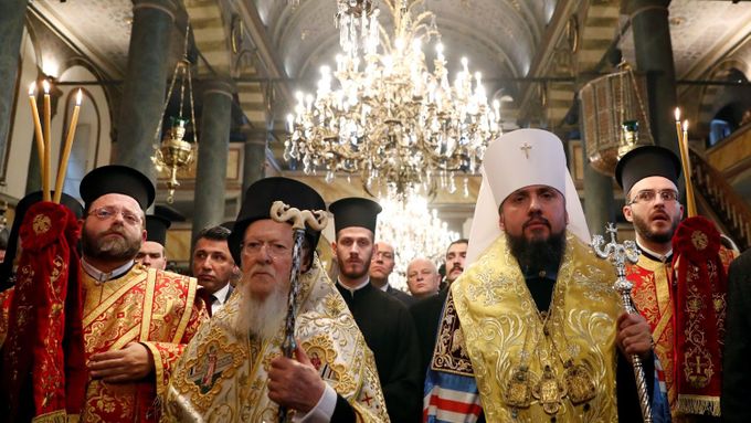 Ceremonie, na níž patriarcha Bartoloměj (uprostřed) přiznal samostatnost ukrajinské pravoslavné církvi.