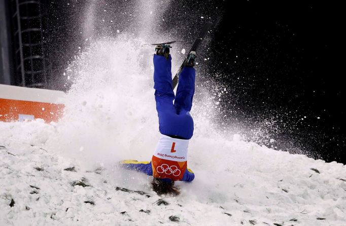 Číňanka Sü Meng-tchao padá ve finálovém závodě akrobatických lyžařek na olympiádě v Pchjongčchangu.