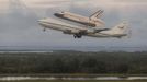 The space shuttle Endeavour, atop NASA's Shuttle Carrier Aircraft, is seen shortly after takeoff from NASA's Kennedy Space Center in Cape Canaveral, Florida in this September 19, 2012 NASA handout photo. The SCA, a modified 747 jetliner is flying Endeavour to Los Angeles where it will be placed on public display at the California Science Center. This is the final ferry flight scheduled in the Space Shuttle Program era. REUTERS/Scott Andrews/NASA/Handout. (UNITED STATES - Tags: SCIENCE TECHNOLOGY TRANSPORT) THIS IMAGE HAS BEEN SUPPLIED BY A THIRD PARTY. IT IS DISTRIBUTED, EXACTLY AS RECEIVED BY REUTERS, AS A SERVICE TO CLIENTS. FOR EDITORIAL USE ONLY. NOT FOR SALE FOR MARKETING OR ADVERTISING CAMPAIGNS Published: Zář. 19, 2012, 4:19 odp.