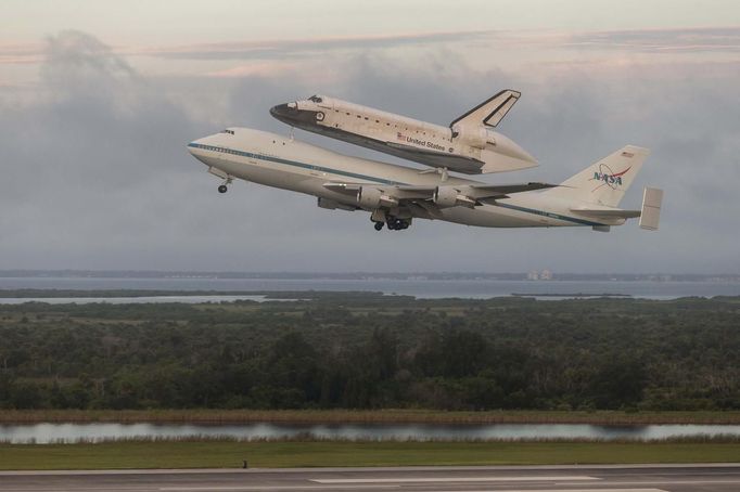 The space shuttle Endeavour, atop NASA's Shuttle Carrier Aircraft, is seen shortly after takeoff from NASA's Kennedy Space Center in Cape Canaveral, Florida in this September 19, 2012 NASA handout photo. The SCA, a modified 747 jetliner is flying Endeavour to Los Angeles where it will be placed on public display at the California Science Center. This is the final ferry flight scheduled in the Space Shuttle Program era. REUTERS/Scott Andrews/NASA/Handout. (UNITED STATES - Tags: SCIENCE TECHNOLOGY TRANSPORT) THIS IMAGE HAS BEEN SUPPLIED BY A THIRD PARTY. IT IS DISTRIBUTED, EXACTLY AS RECEIVED BY REUTERS, AS A SERVICE TO CLIENTS. FOR EDITORIAL USE ONLY. NOT FOR SALE FOR MARKETING OR ADVERTISING CAMPAIGNS Published: Zář. 19, 2012, 4:19 odp.