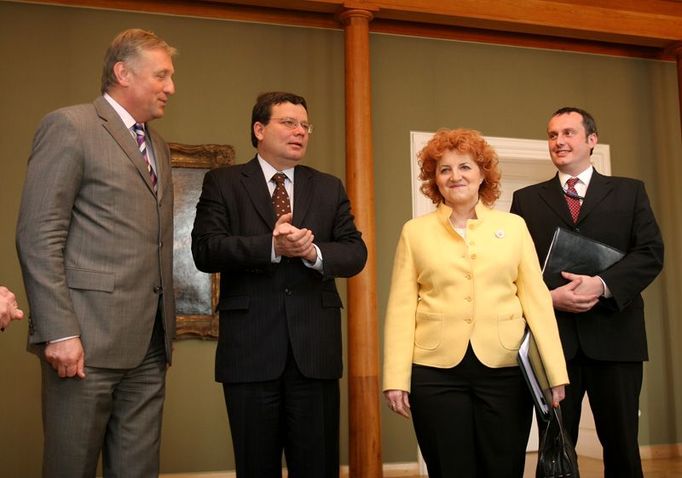 Vládní delegace na Hradě před summitem NATO: premiér Topolánek, Vlasta Parkanová, Alexandr Vondra a Tomáš Pojar, náměstek ministra zahraničních věcí.