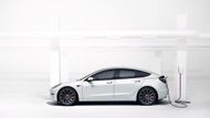 21. Tesla - 2 svolávací akce na 3 modely. Americký výrobce elektromobilů musel loni v Evropě vyhlásit dvě svolávací akce - jednu na Model S a Model 3 kvůli riziku otevření kapoty za jízdy, jednu na Model Y kvůli nesprávně vyrobeným čepům řízení.