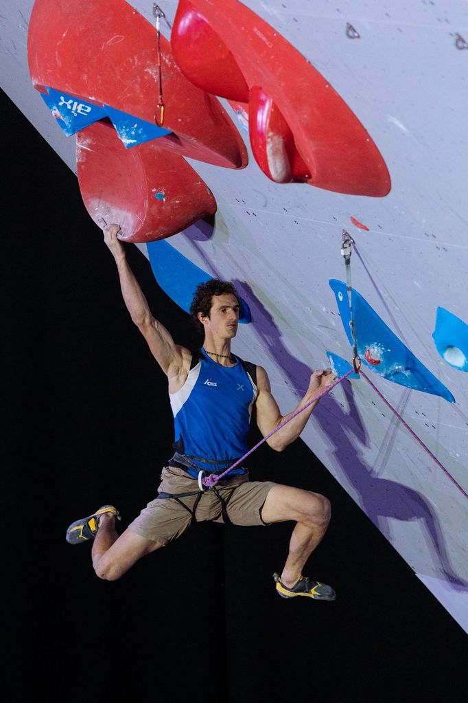 Adam Ondra v semifinále MS v lezení na obtížnost.