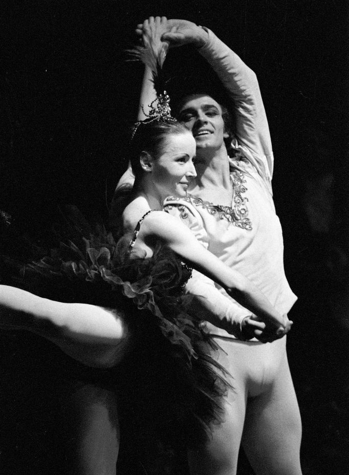 Vlastimil Harapes a Marta Drottnerová v baletu Labutí jezero, Národní divadlo, 1975.