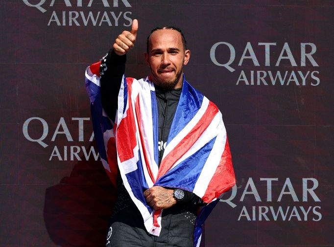 Pilot Mercedesu Lewis Hamilton slaví triumf ve VC Británie formule 1 2024