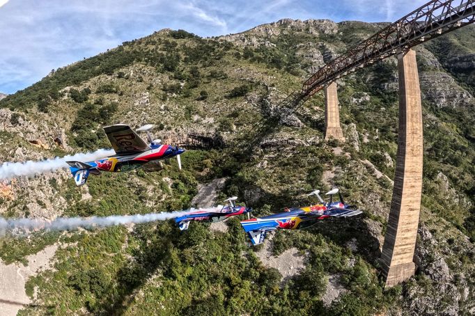 Neuvěřitelný akrobatický kousek českých pilotů v Černé Hoře: skupinový přemet kolem mostu.