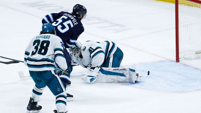 Vítek Vaněček během prodloužení utkání proti Winnipegu