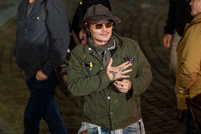 Johnny Depp ve čtvrtek v noci před hotelem Pupp.