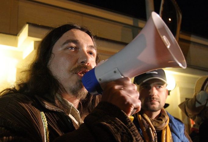 Jako svolavatel protestu vystupoval Stanislav Penc, předseda krajské organizace Královehradeckého kraje Strany zelených. Spolu s ním jako pořadatelé vystupovali členové několika nevládních organizací, které se dlouhodobě zabývají otázkami dodržování lidských práv v Číně a v Tibetu.