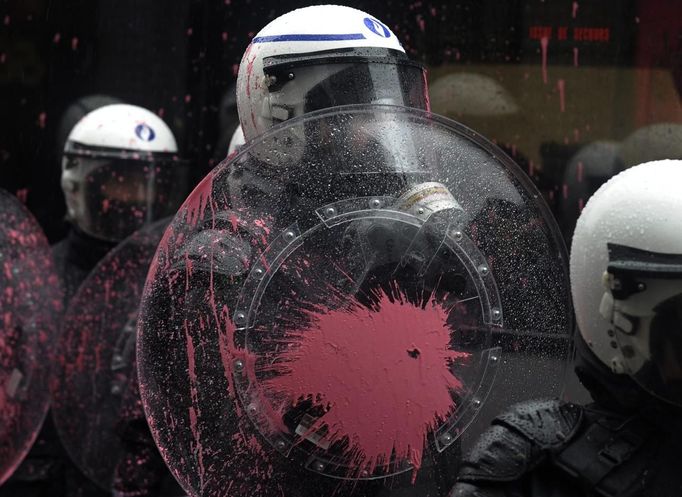 Riot policemen stand guard during a demonstration organized by Arcelor Mittal workers from several Liege outside the Walloon Region parliament in Namur January 29, 2013. Arcelor Mittal, the world's largest steel producer, plans to shut a coke plant and six finishing lines at its site in Liege, Belgium, affecting 1,300 employees, the group said last week. REUTERS/Laurent Dubrule (BELGIUM - Tags: CIVIL UNREST BUSINESS EMPLOYMENT COMMODITIES) Published: Led. 29, 2013, 2:17 odp.