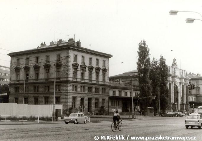 První červencový den roku 1972 vyjel z Denisova nádraží na pražském Těšnově poslední vlak. O třináct let později proměnili pyrotechnici budovu na suť.