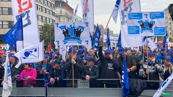 V centru Prahy demonstrují odboráři. Bojujeme proti chudobě, tvrdí Středula; Zdroj foto: Radek Bartoníček