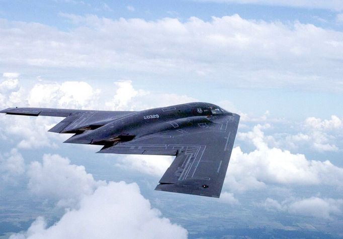 Northrop B-2 Spirit je strategický bombardér s technologií stealth, navržený pro dlouhý dolet a schopnost nést jaderné i konvenční zbraně. Poprvé vzlétl v roce 1989.