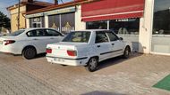 Turecká dlouhověkost některých aut je leckdy až neuvěřitelná. Renault 9 a 11 si patrně budete pamatovat i z evropských cest. Ve Francii se auto vyrábělo od roku 1981 do roku 1989, v Turecku pak žilo ještě dalších jedenáct let. Sedan R9 se vyráběl v Burse až do roku 2000, poslední tři roky jako Renault Broadway v této podobě. Hatchback R11 skončil v roce 1995.